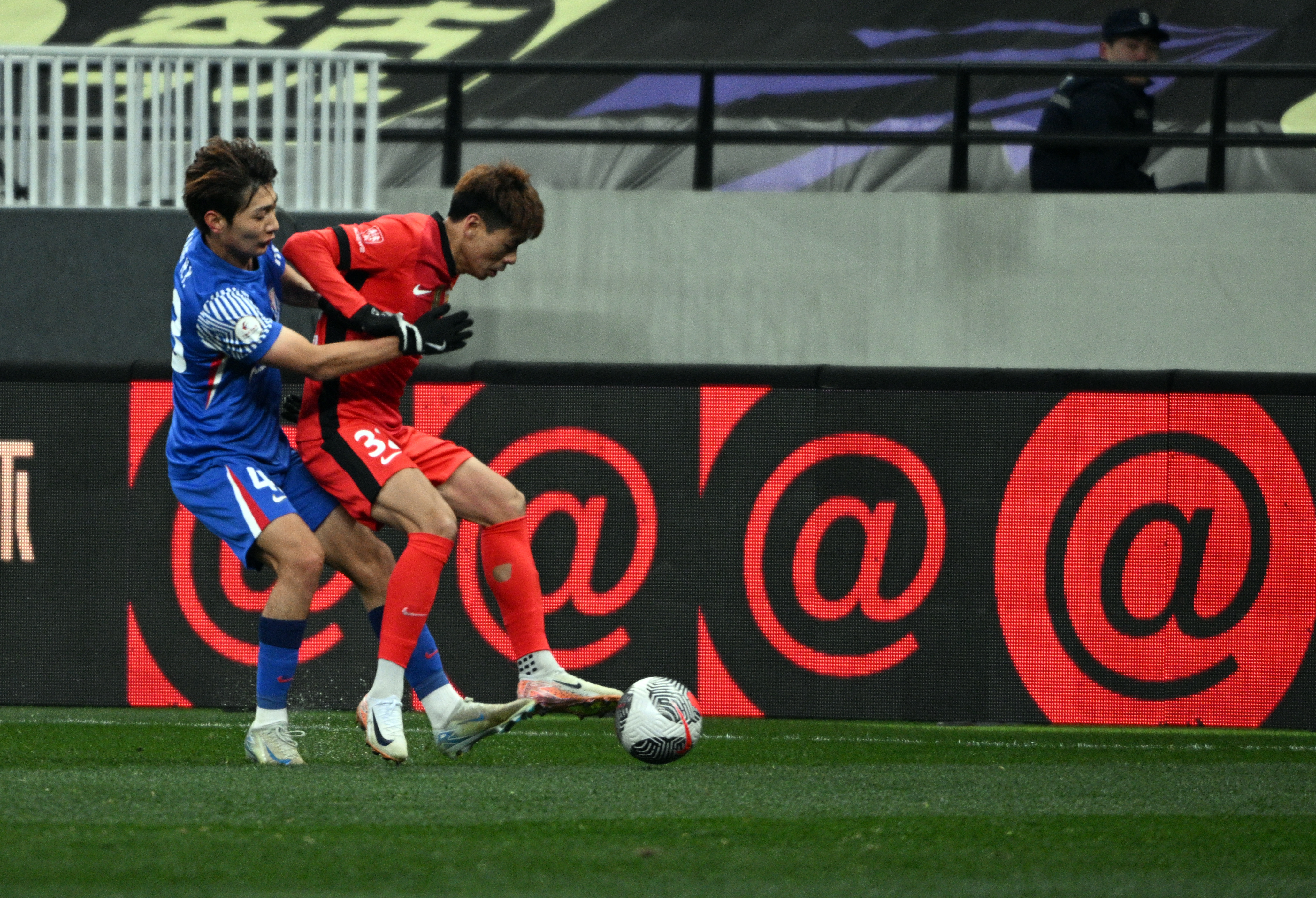 上海海港迎意甲关键赛,清晨迎来里程碑,引发热议,更衣室氛围转暖 上海海港迎意甲关键赛,清晨迎来里程碑,引发热议,更衣室氛围转暖